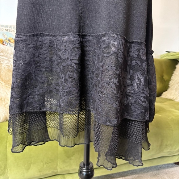 Pretty Angel Black linen-blend knit layered hem shift dress - Picture 3 of 10